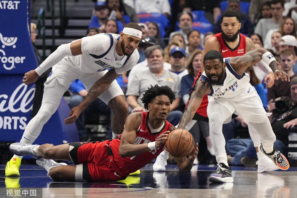 他是在带伤 他是在带伤